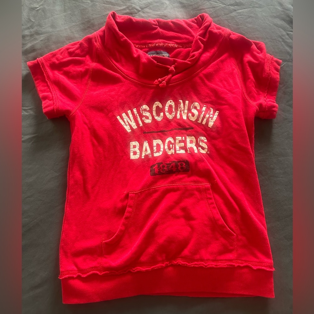 Wisconsin Badgers short sleeve sweatshirt.